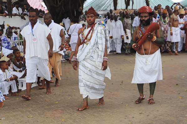 The La Kpa Wulↄmↄ, Nii Yemo Obroni VII (right) dancing at the durbar